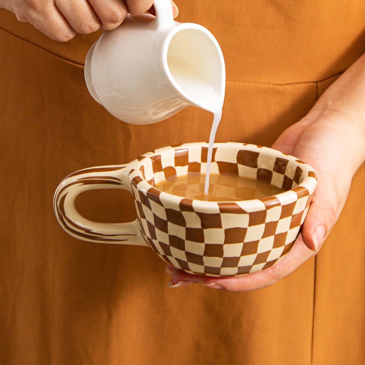 レンチ型ハンドル付きセラミックコーヒーマグ1個、コーヒー、ミ - Coffee & Tea Garden Lincoln Menu のレビューと価格